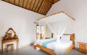 a bedroom with a bed and a mirror at Lila Stana - Sidemen Homestay in Sidemen