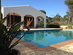 Basen w obiekcie Casa con jardín y piscina - MORELL ONZE lub w pobliżu