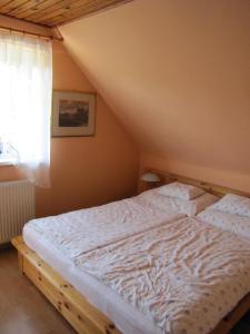 Tempat tidur dalam kamar di Alsóhegyi Apartmanok