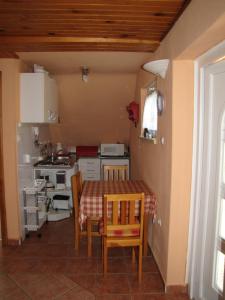 Kuchyňa alebo kuchynka v ubytovaní Alsóhegyi Apartmanok