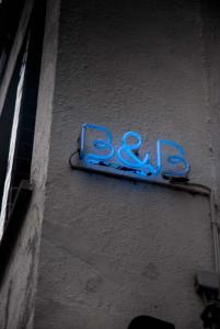 a blue sign on the side of a building at Logies Zen aan Zee in Ostend