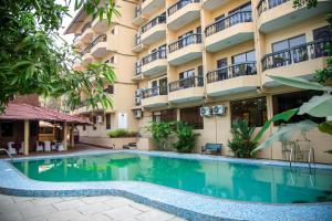 Bazén v ubytování Rendezvous Beach Resort Panjim nebo v jeho okolí