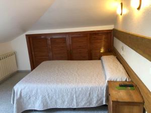 A bed or beds in a room at El Colorín