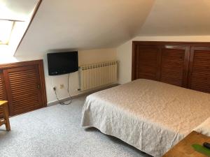 A bed or beds in a room at El Colorín