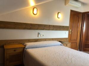 A bed or beds in a room at El Colorín