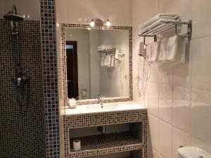A bathroom at El Colorín