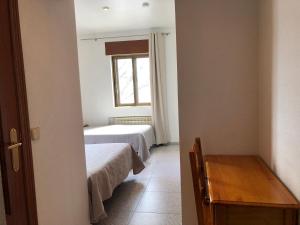 A bed or beds in a room at El Colorín