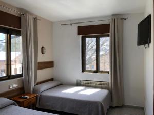 A bed or beds in a room at El Colorín
