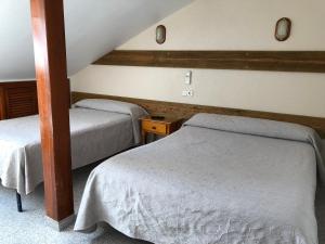 A bed or beds in a room at El Colorín