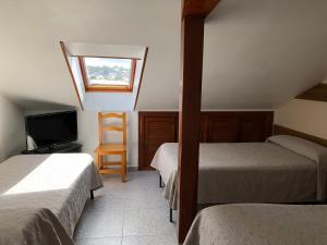 A bed or beds in a room at El Colorín