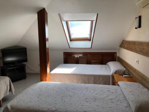 A bed or beds in a room at El Colorín