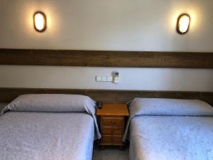 A bed or beds in a room at El Colorín
