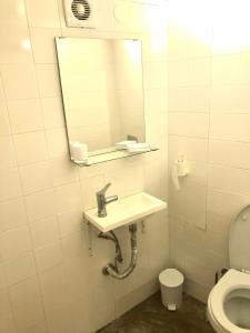 uma casa de banho com um lavatório e um WC em Lisbon Secret & Graca Apartment em Lisboa