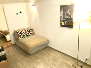 リスボンにあるLisbon Secret & Graca Apartmentのランプ付きの部屋の小さなベッド1台