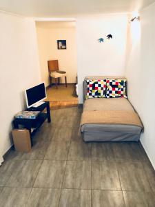 um quarto com uma cama e uma secretária com um computador em Lisbon Secret & Graca Apartment em Lisboa