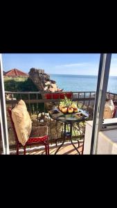 balcón con mesa y vistas al océano en Apartments Zuto, en Ulcinj