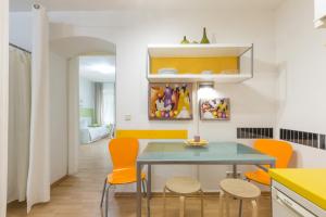 a kitchen with a blue table and orange chairs at Schönes 2-Zimmer-Apartment in Kollwitzplatz-Nähe in Berlin
