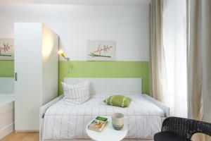 Postel nebo postele na pokoji v ubytování Schönes 2-Zimmer-Apartment in Kollwitzplatz-Nähe
