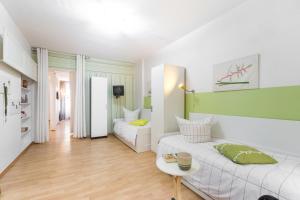 a living room with a white couch and a table at Schönes 2-Zimmer-Apartment in Kollwitzplatz-Nähe in Berlin