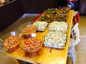 una mesa cubierta con muchos tipos diferentes de comida en Yaprak Hotel en Dalyan