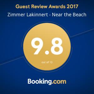a yellow circle with the words guest review awards summer lantern near the beach at view of the sea - zimmer lakinnert in Kinneret