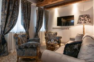 a living room with a couch and chairs at San Marco Luxury apartament with terraces in Venice