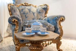 een tafel met twee kopjes en een theepot erop bij San Marco Luxury apartments Muneghe in Venetië