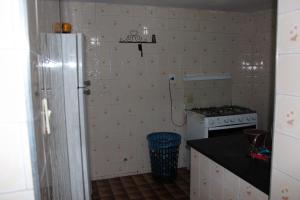 Una pequeña cocina con estufa y refrigerador. en Wally's House Hostel, en Belo Horizonte 58 fotos más