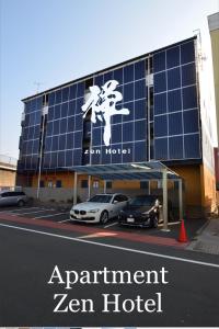zwei Autos, die vor einem Zen-Hotel geparkt sind in der Unterkunft Apartment Zen Hotel in Mizuho