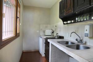 Una cocina o kitchenette en La Caleta Bungalows