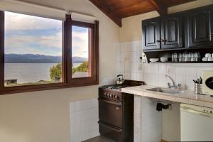 Una cocina o kitchenette en La Caleta Bungalows
