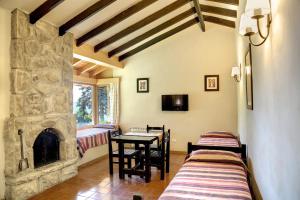 Una cama o camas en una habitación de La Caleta Bungalows