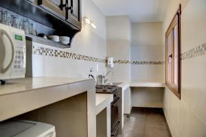 Una cocina o kitchenette en La Caleta Bungalows