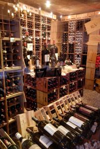 uma sala cheia de garrafas de vinho em Hotel Heinitzburg em Windhoek