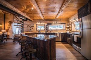 Afbeelding uit fotogalerij van Les 3 Cavaliers - Les Chalets Spa Canada in La Malbaie