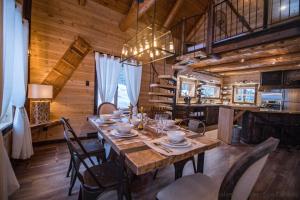 Afbeelding uit fotogalerij van Les 3 Cavaliers - Les Chalets Spa Canada in La Malbaie