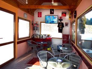Prince Hotel في ميركوريا سيوك: غرفة بها طاولات وكراسي في مطعم