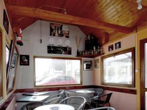 un comedor con mesas y sillas en un vagón de tren en Prince Hotel, en Miercurea-Ciuc