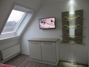 Habitación con encimera y ventana en dat geele hus 5, en Büsum