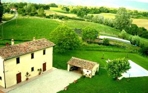 une vue aérienne sur une petite maison dans un champ dans l'établissement Tenuta Monti, à Borgo San Lorenzo