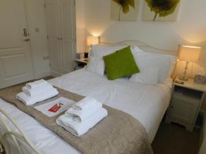 Un pat sau paturi într-o cameră la Meadow Lodge