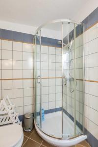 La salle de bains est pourvue d'une douche et de toilettes. dans l'établissement Vivienda Vacacional Casetta Volante, à Puerto del Carmen
