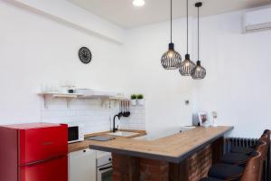 eine Küche mit einer Holztheke und einem roten Kühlschrank in der Unterkunft Core Apartments Zagreb in Zagreb