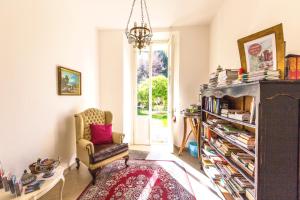 salon z krzesłem i półką na książki w obiekcie Gourmet B&B Villa Landucci we Florencji