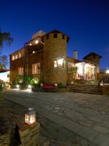 un gran edificio de ladrillo con luces delante en Hotel Heinitzburg, en Windhoek