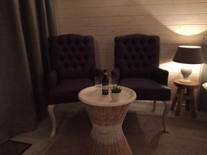 a room with two chairs and a table with a bottle of wine at Bed & breakfast Mestreech in Maastricht