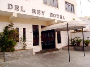 a white building with a sign that reads del ray hotel at Del Rey Hotel in Barbacena