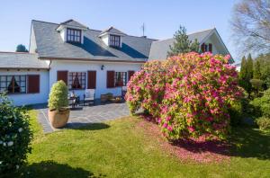 A garden outside Hotel Rural Cabo Busto