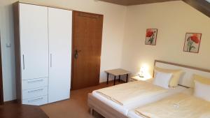 En eller flere senge i et værelse på Hotel Haus am Berg