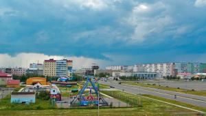 ウシンスクにあるАпартаменты на Приполярной, 10Аの都市の公園のジェットコースター